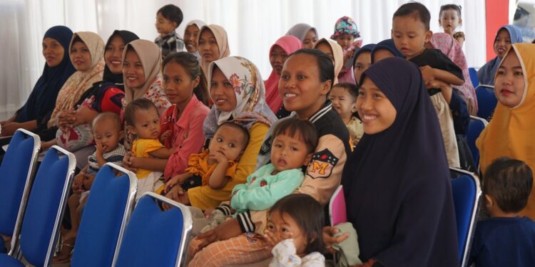 Ratusan Warga Jember Terima Bantuan Penanganan Stunting dari Program TJSL PTPN I Regional 4