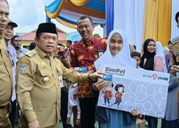 Al Haris Serahkan Bantuan Peralatan dan SPP Program Dumisake Pendidikan di Merangin