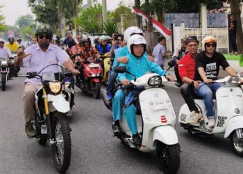 Kendarai Motor: Al Haris-Sani Tiba di KPU Diiringi Ribuan Pendukung