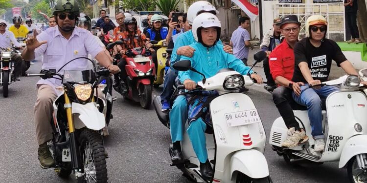 Kendarai Motor: Al Haris-Sani Tiba di KPU Diiringi Ribuan Pendukung