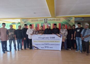 PT KPBN Serahkan 100 pcs Kursi Plastik kepada Lembaga Adat Melayu Riau (LAMR) dalam Proram CSR
