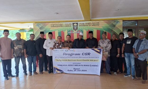 PT KPBN Serahkan 100 pcs Kursi Plastik kepada Lembaga Adat Melayu Riau (LAMR) dalam Proram CSR