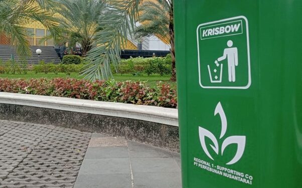 Mesjid Agung Lubuk Pakam Terima Bantuan Tong Sampah dari PTPN1 Regional 1