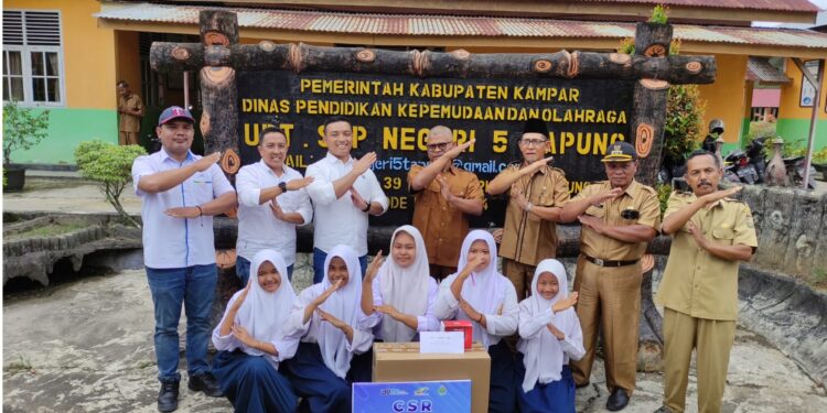 Distribusikan 28 Komputer, Komitmen PTPN IV Regional III Perkuat Cyber Education Sekolah Pinggiran