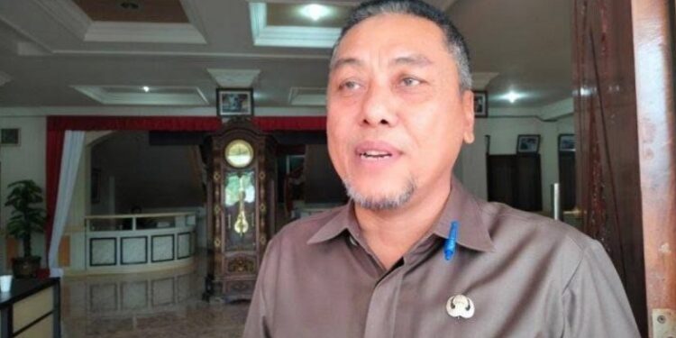 Oknum Lurah Pasang Baliho Paslon, Ini Respon Sekda Tanjab Timur