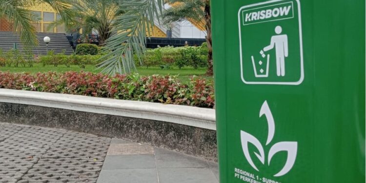 Mesjid Agung Lubuk Pakam Terima Bantuan Tong Sampah dari PTPN1 Regional 1