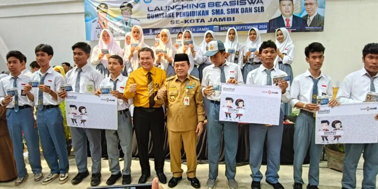 Diserahkan Gubernur Al Haris, 1.259 Siswa Tidak Mampu di Kota Jambi Terima Bantuan Dumisake Pendidikan