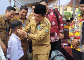 Bernilai Miliaran Rupiah, Gubernur Al Haris Serahkan Dumisake Pendidikan, Modal UMKM Hingga Bedah Rumah untuk Warga Tanjab Barat