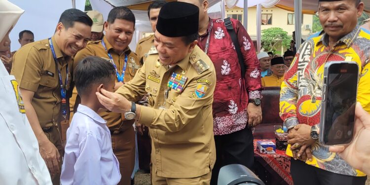 Bernilai Miliaran Rupiah, Gubernur Al Haris Serahkan Dumisake Pendidikan, Modal UMKM Hingga Bedah Rumah untuk Warga Tanjab Barat