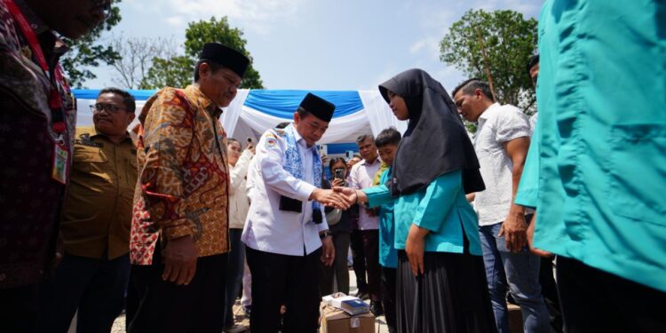 Al Haris Gubernur Jambi Serahkan Bantuan Pendidikan Seragam Sekolah di SMK 1 Sungai Penuh