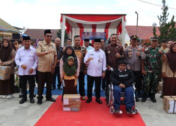 Al Haris Serahkan Dumisake Bantuan Pendidikan dan Modal UMKM Kabupaten Kerinci 