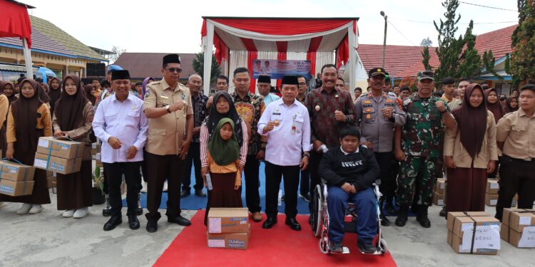 Al Haris Serahkan Dumisake Bantuan Pendidikan dan Modal UMKM Kabupaten Kerinci 
