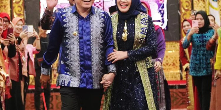 Kerennya Al Haris-Hesnidar Haris Kenalkan Tenun Songket Batik Jambi di Catwalk