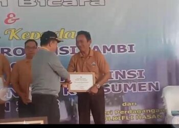 Gubernur Jambi Berikan Penghargaan kepada LPKNI di Hari Konsumen Nasional