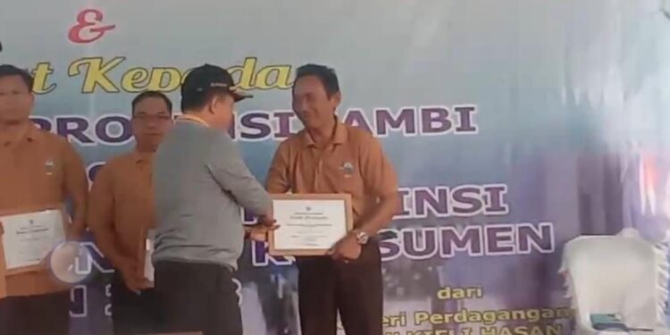Gubernur Jambi Berikan Penghargaan kepada LPKNI di Hari Konsumen Nasional