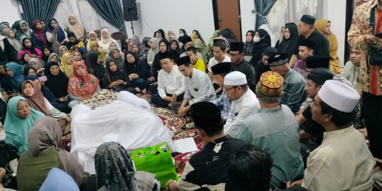 Al Haris Melayat ke Rumah Duka Rektor UIN Alm Prof As’ad Isma