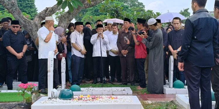 Al Haris Hadiri Pemakaman Rektor UIN Alm Prof As’ad Isma