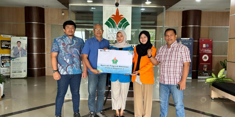 PTPN IV Regional 4 Berikan Beasiswa kepada Mahasiswa UNJA dan UIN