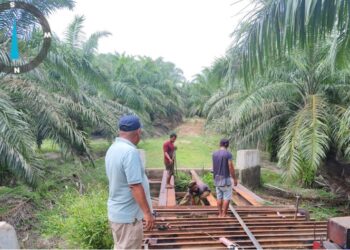 PTPN IV Regional VI KSO Melalui Program TJSL Bantu Perbaikan Jembatan Untuk Masyarakat