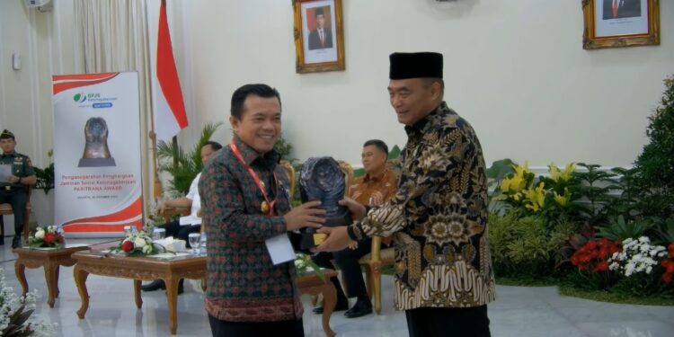 Lindungi Puluhan Ribu Masyarakat Miskin Ekstrem, Al Haris Pernah Terima Penghargaan Nasional dari Wapres RI