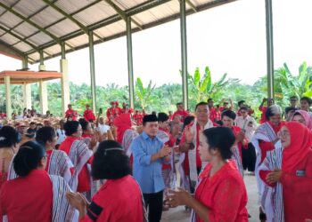 Hadiri HUT PBB Sarolangun, Al Haris Dihadiahi Ulos sebagai Bagian dari Keluarga PBB
