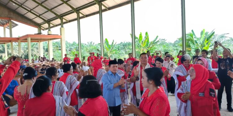 Hadiri HUT PBB Sarolangun, Al Haris Dihadiahi Ulos sebagai Bagian dari Keluarga PBB