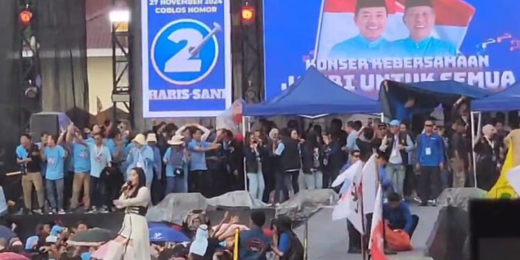 Saat Al Haris dan Happy Asmara Hujan-hujanan Bersama Puluhan Ribu Massa Haris-Sani