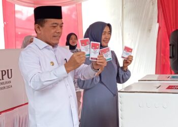 Gubernur Al Haris Beserta Isteri Mencoblos di TPS 16 Kenali Besar 