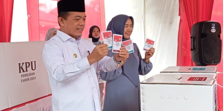 Gubernur Al Haris Beserta Isteri Mencoblos di TPS 16 Kenali Besar 