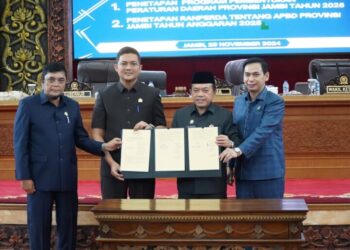 Gubernur Al Haris Apresiasi DPRD Bahas APBD 2025 Tepat Waktu