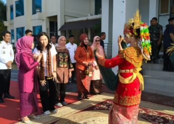 Gubernur Al Haris Sambut Kedatangan Wamen PPPA Veronica Tan