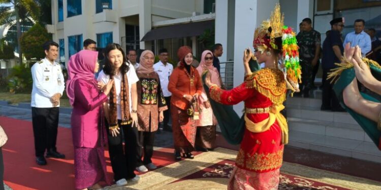 Gubernur Al Haris Sambut Kedatangan Wamen PPPA Veronica Tan