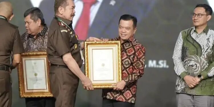 Al Haris Pernah Terima Penghargaan R Soeprapto Award dari Kejagung RI