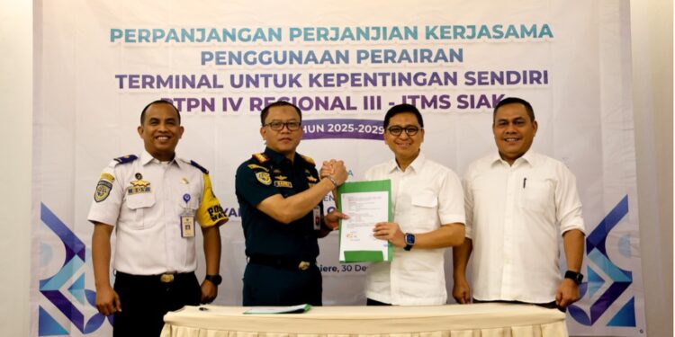 PTPN IV Regional III dan KSOP Kelas II Pekanbaru mengikat Perjanjian Penggunaan Perairan untuk TUKS ITMS Siak
