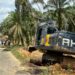 PTPN IV REGIONAL 4 Peduli Perbaiki Jalan Amblas Desa Kampung 9 Kabupaten Batanghari