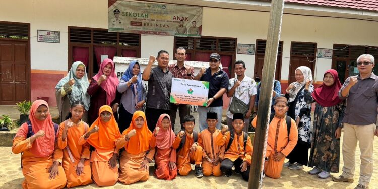 PTPN IV Regional 4 Bantu Perbaikan Pagar SD 145 Desa Muhajirin