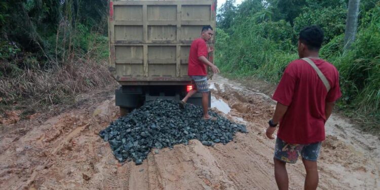 PTPN IV Bantu Perbaikan Jalan Lintas Tiga Desa