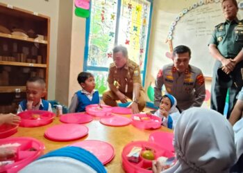 Gubernur Al Haris Pantau Makan Bergizi Gratis Perdana di Jambi