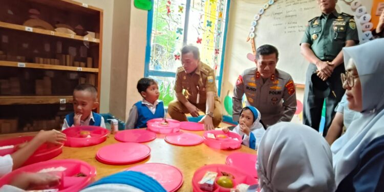 Gubernur Al Haris Pantau Makan Bergizi Gratis Perdana di Jambi