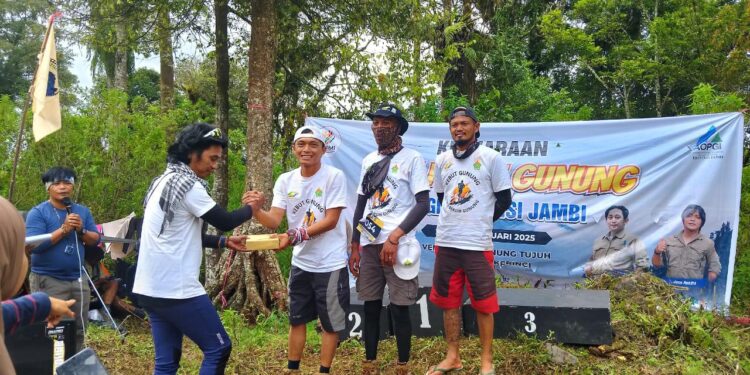 Aksi Bersih Bersih PTPN IV Regional 4 dan AOPGI