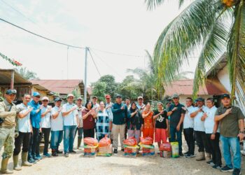 Caption: SEVP Business Support PTPN IV Regional III Bambang Budi Santoso saat meninjau langsung lokasi perumahan afdeling I Kebun Sei Batu Langkah yang sebelumnya terendam banjir hebat hingga mencapai 3 meter. SEVP Business Support turut menyerahkan bantuan bagi korban terdampak banjir terparah selama 20 tahun terakhir itu.
