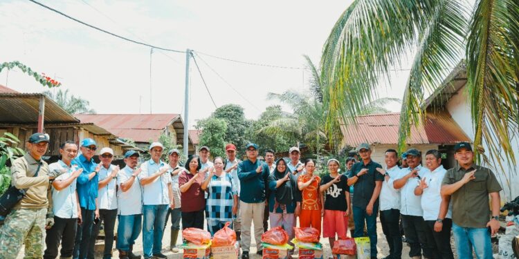 Caption: SEVP Business Support PTPN IV Regional III Bambang Budi Santoso saat meninjau langsung lokasi perumahan afdeling I Kebun Sei Batu Langkah yang sebelumnya terendam banjir hebat hingga mencapai 3 meter. SEVP Business Support turut menyerahkan bantuan bagi korban terdampak banjir terparah selama 20 tahun terakhir itu.