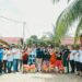 Caption: SEVP Business Support PTPN IV Regional III Bambang Budi Santoso saat meninjau langsung lokasi perumahan afdeling I Kebun Sei Batu Langkah yang sebelumnya terendam banjir hebat hingga mencapai 3 meter. SEVP Business Support turut menyerahkan bantuan bagi korban terdampak banjir terparah selama 20 tahun terakhir itu.
