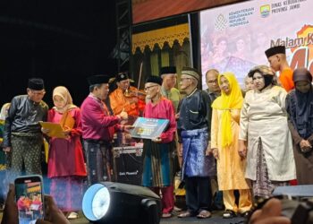 Malam Keagungan Melayu 2025: Al Haris Berikan Penghargaan pada Pelaku Seni dan Budaya Jambi