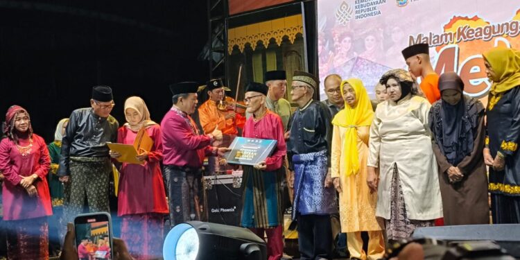 Malam Keagungan Melayu 2025: Al Haris Berikan Penghargaan pada Pelaku Seni dan Budaya Jambi