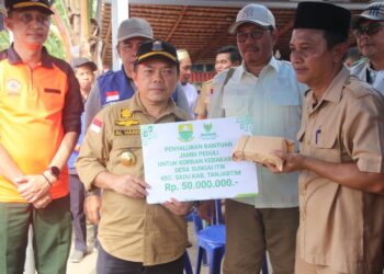 Al Haris Kunjungi Korban Kebakaran Sungai Itik dan Berikan Bantuan