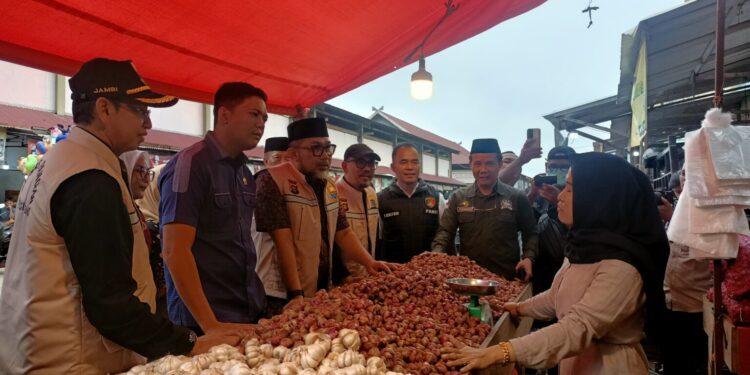Sidak ke Pasar Angso Duo: Sekda Sudirman Pastikan Sembako Tersedia dan Terjangkau Jelang Puasa