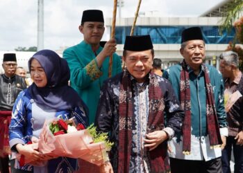 Gubernur dan Wakil Gubernur Jambi Al Haris dan Abdullah Sani Disambut dengan Seloko Adat