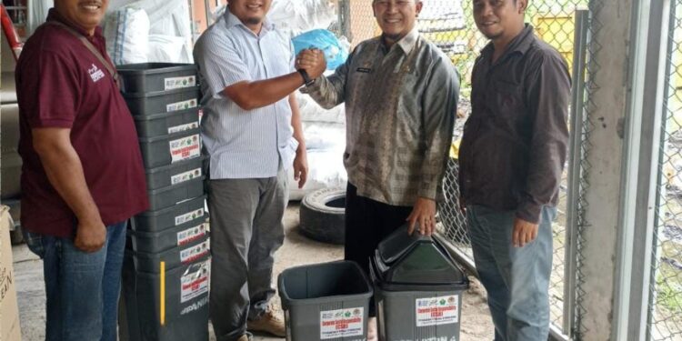 PTPN IV Regional 4 Kirim 300 Set Tong Sampah 