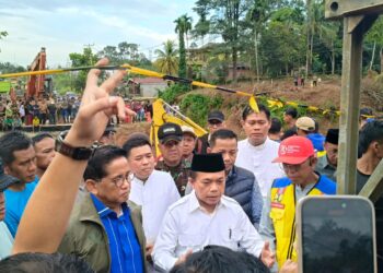 Al Haris Tinjau Jalan Putus di Jujuhan Bungo, Pastikan Beberapa Hari Kedepan Lintas Sumatera Bisa Dilalui Kendaraan